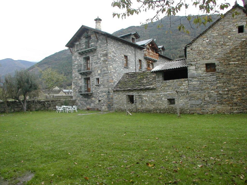 Apartamentos Casa Buisan Брото Экстерьер фото